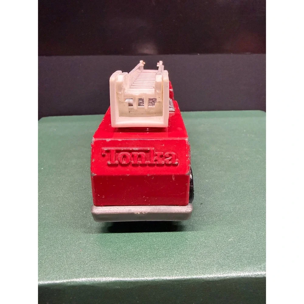 Vintage 1992 Tonka Diecast Fire Truck Red White Extendable Ladder 6-Wheel ZD